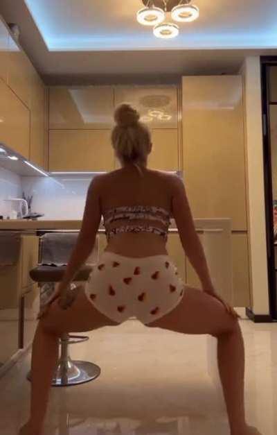 Bruh... at this point she’s basically teasing us 🤤💦