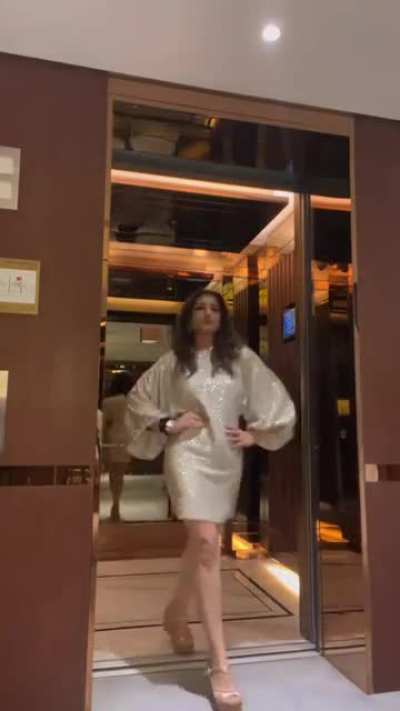 Raveena tandon mommy hot legs