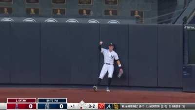 [Highlight] Judge robs Ohtani of a homerun with a leaping catch in center field!