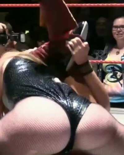 The motion of her ass cheeks when it jiggles is legit almost hypnotizing