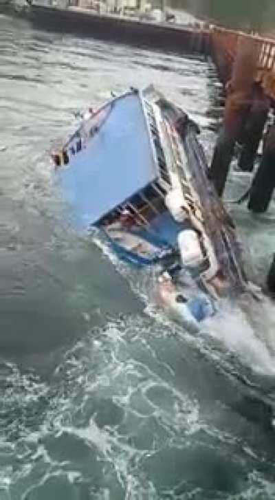 Hundimiento del catamarán Tornagaleones, en la construcción del Puente Chacao. (0 muertos) 13/2/2021
