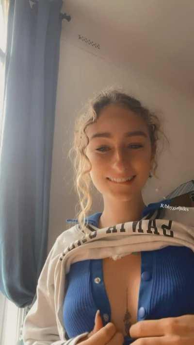 I love flashing my boobs for you
