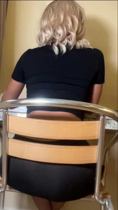 Your sexy secretary working and giving you all my farts for you while you watch me! 😈😈😈