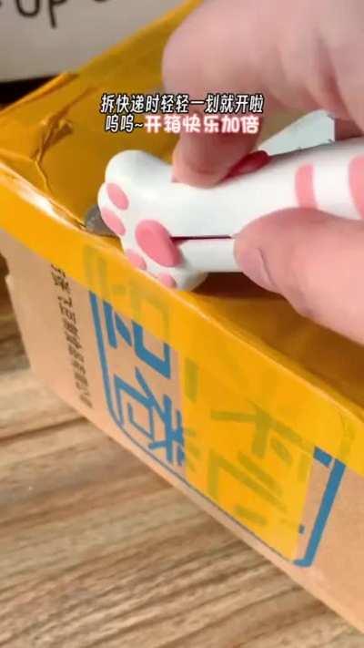 “Cat paw blade”, stabbing damage, cuteness UP