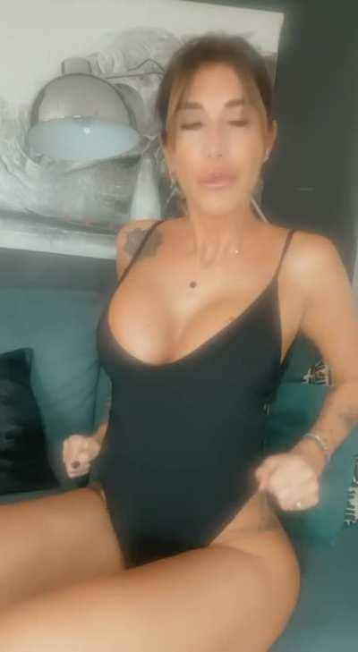 Who want to be my stepson for a night ? 🙈🙈🙈