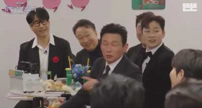 When Lee Kwangsoo was silenced by Hwang Jungmin, it is like the class prankster being silenced by the class chairperson