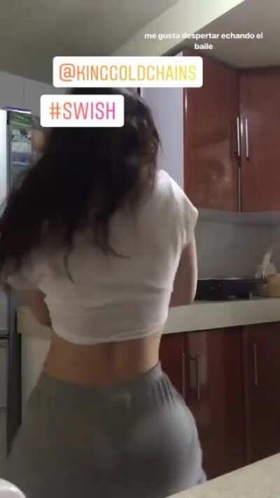 ¿Creen que traía una micro tanga debajo o nada?