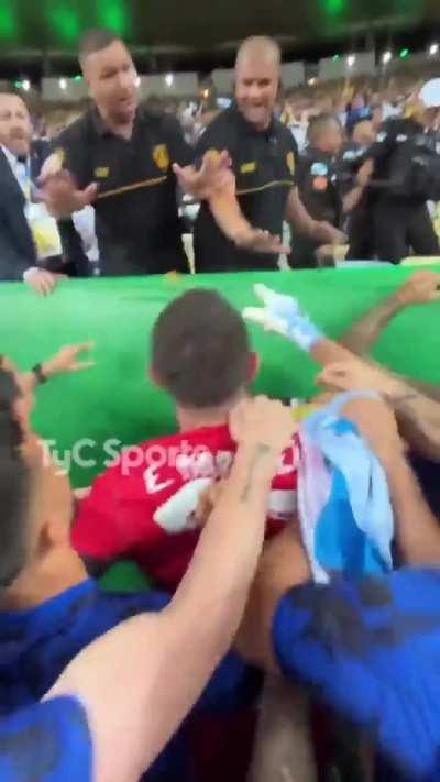 El Dibu Martinez queriendo evitar que un policia Brasilero le pegue a hinchas Argentinos