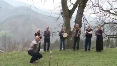 me and my crew vibin to robin beanland