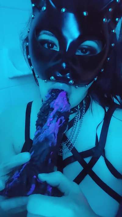 Bad goth kitty in the bathtub