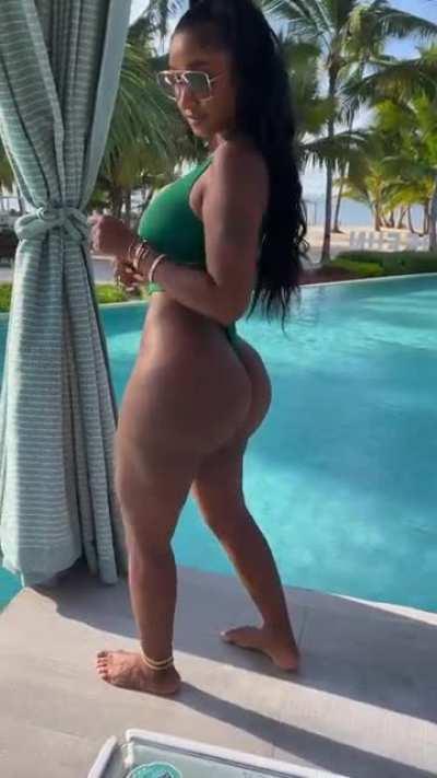 I wanna breed her phat ass ao bad 🍆🍆