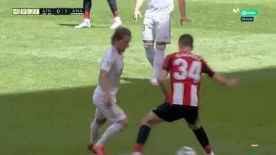 Modrić's nutmeg on Oihan Sancet