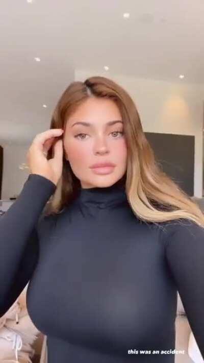 Even in black her tits POP🤤😍