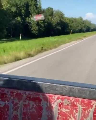 Аэродинамика для всех: вихревой поток воздуха удерживает в воздухе пластиковую бутылку за пикапом. Виной тому далеко неидеальные обводы грузовичка.