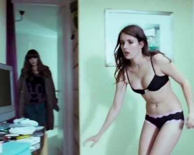 Emma Roberts in 4.3.2.1