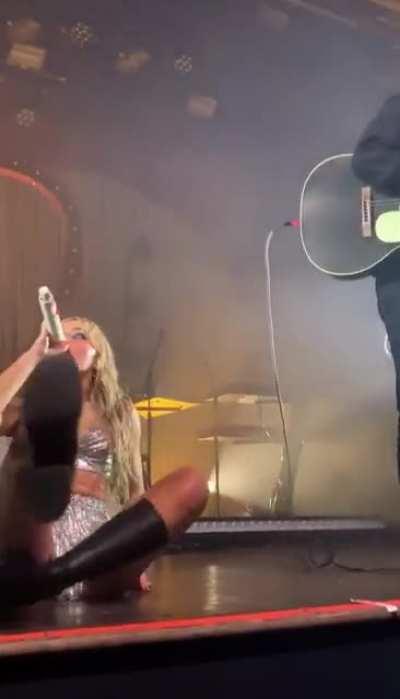 Sabrina Carpenter flashing her panty to the crowd