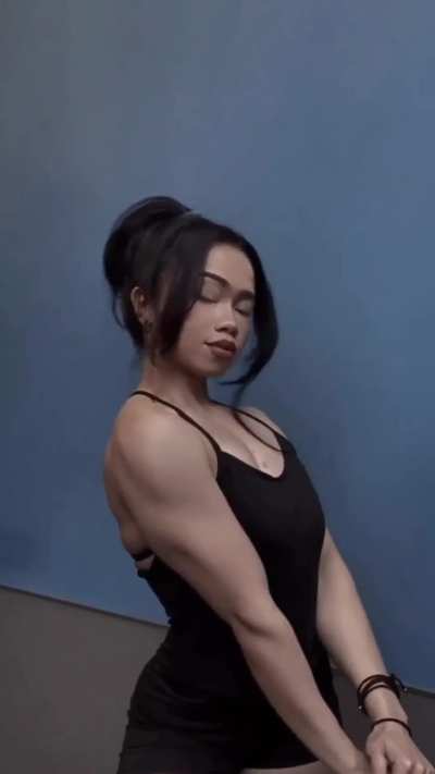 Filipina girl Yanah flexing Back & Biceps
