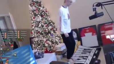 Made this a while back, forgot to upload here TriDance