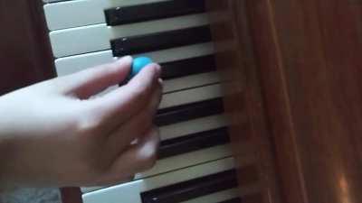 Playing big shot on the piano with a pipis