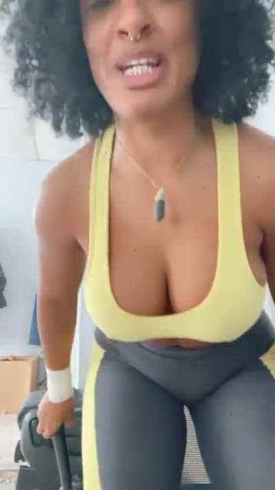 Good Lawwd!! Wha would y’all rate this big booty slut on a scale of 1 to 10? 😁👀