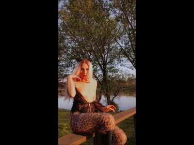 This pet has missed you, cum play with me.