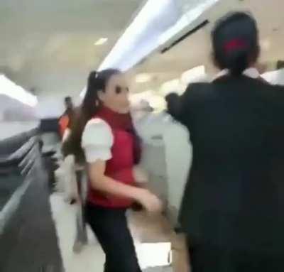 Mujer arremete contra empleados del AICM por aparentemente haber perdido su vuelo.