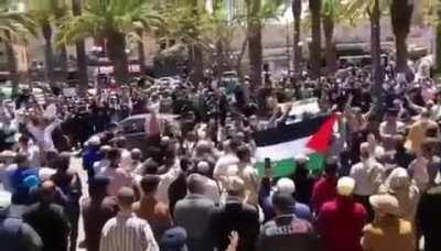 In Oujda, Moroccans defy the ban linked to Covid-19 and show their support for the Palestinian people. We Moroccans will never forget nor forgive the destruction of the 770 -year-old Moroccan Quarter in Al Quds. We will always stand with you 🇲🇦🇵🇸