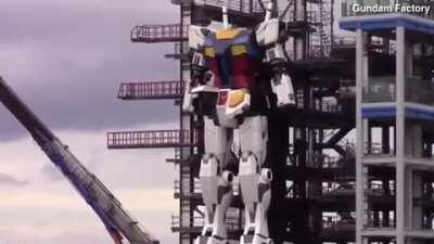 Невероятные кадры показывают, как 18-метровый робот делает первый шаг на своей док-станции на аниме-аттракционе Gundam Factory в Японии.