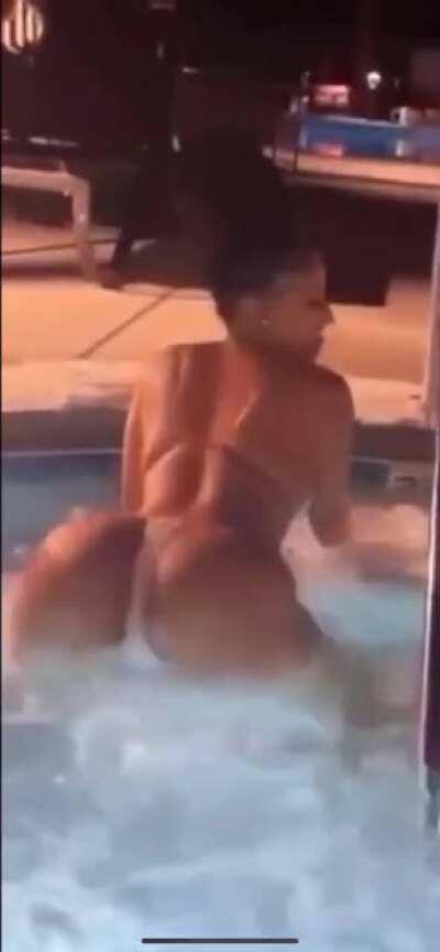 We need more bikini vids 🥰🍑