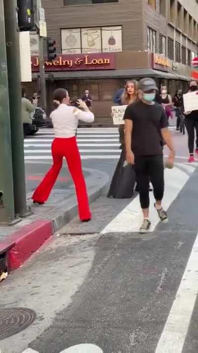 “IG influencer” goes to “protest” for an aesthetic