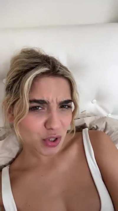 ormai gli piace farci intravedere i capezzoli 