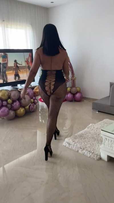 Arrows up if you’d fuck my mom big ass 🥵