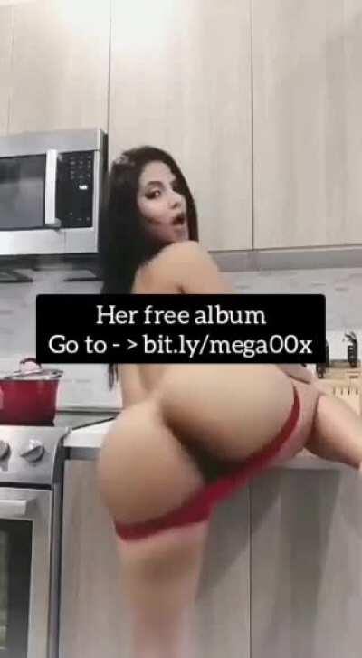 Latina with big titties and an ass 😳