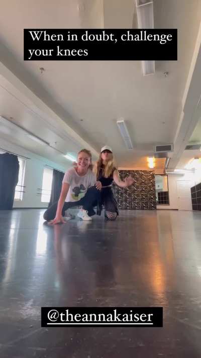 Kelly Ripa - Squat workout! [March 13, 2023]