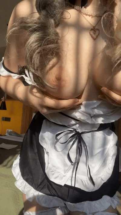 Would you breed a busy maid while she's cleaning your room?