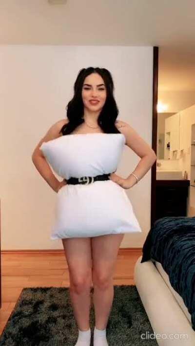 En los últimos segundos se le ve la tanga🔥😍👙