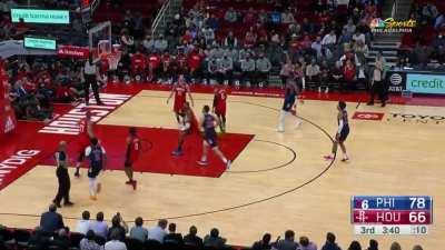 [Highlight] Joel Embiid grabs the offensive board, draws the defense, and lobs a no-look dime to an open Isaiah Joe three to extend the 76ers lead over the Rockets!