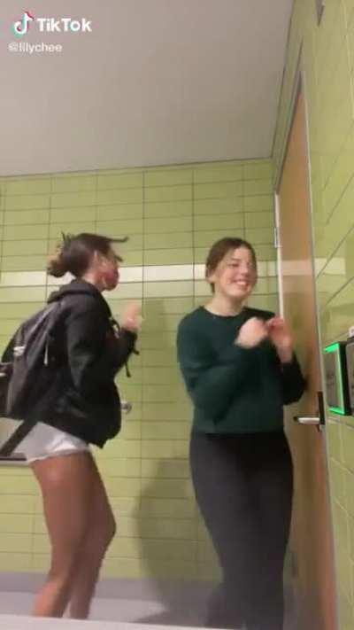 Lily Chee shaking her ass 🍑