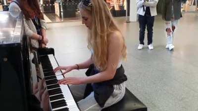 Nailing Interstellar theme on a public piano