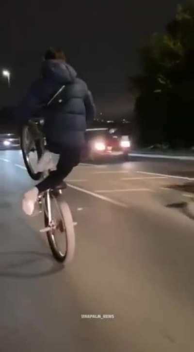 The kid is an idiot, but what the driver believe he could overtake ?