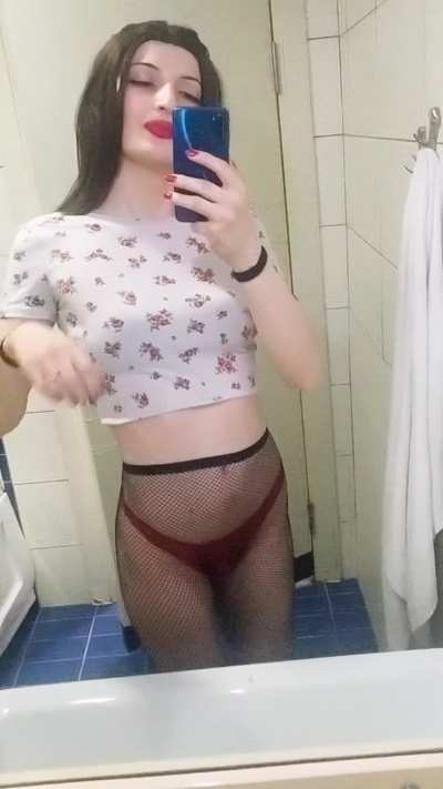 Kim belimden çekip duvara yaslıyıp...