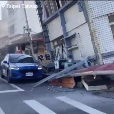 7.4 earthquake strikes off the coast of Taiwan