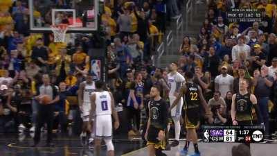 [Highlight] Steph is taking over late in the 3rd as he finds a basket, fouled and 1!