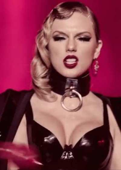Taylor Swift boobs 😍