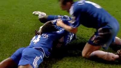 [10/12/2006] Michael Essien's crazy long range outside foot goal vs. Arsenal in the Premier League.