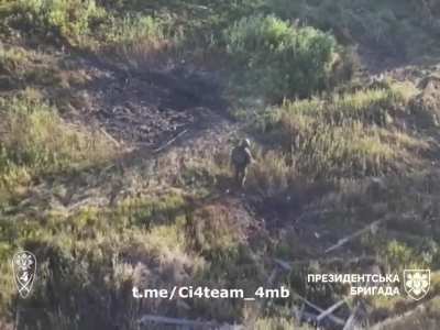 The occupier clearly shows how to surrender properly under the supervision of a Ukrainian drone.