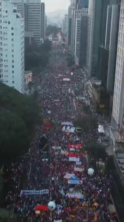 Drone sobrevoa a Avenida Paulista neste #29MPovoNasRuas e ajuda a ter uma noção da quantidade de brasileiros que se manifestam a favor do impeachment de Bolsonaro [via George Marques @GeorgMarques]