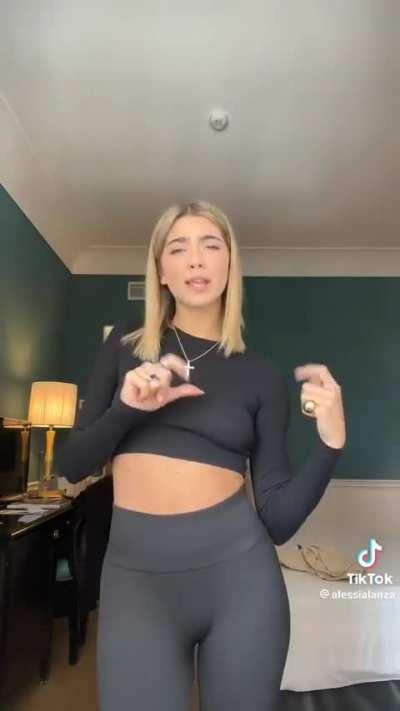 Alessia e la sua figa leggermente in vista(insieme all'altra troia)