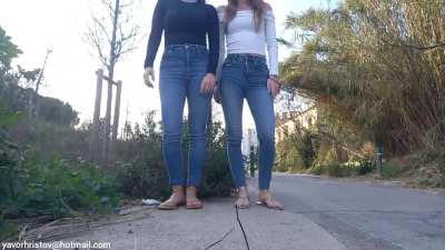 Girls crush big crabs