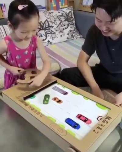 This dad made this game from cardboard for his daughter